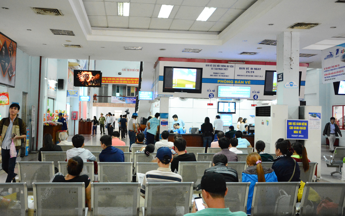 <p> Tại Ga Sài Gòn, lượng khách đến mua vé tàu khá đông đảo nhưng vẫn được thực hiện theo đúng quy trình lấy số thứ tự.</p>