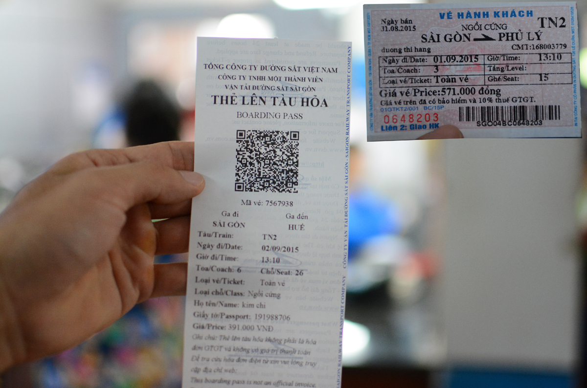 <p> Đại diện Ga Sài Gòn cho biết, từ ngày 1/9, thẻ tàu mới được thay thế hoàn toàn cho vé loại cũ (ảnh nhỏ bên phải). Hành khách cũng có thể tự đặt vé trên mạng Internet thông qua các website www.dsvn.vn, www.vietnamrailway.vn và www.vetau.com.vn. </p>