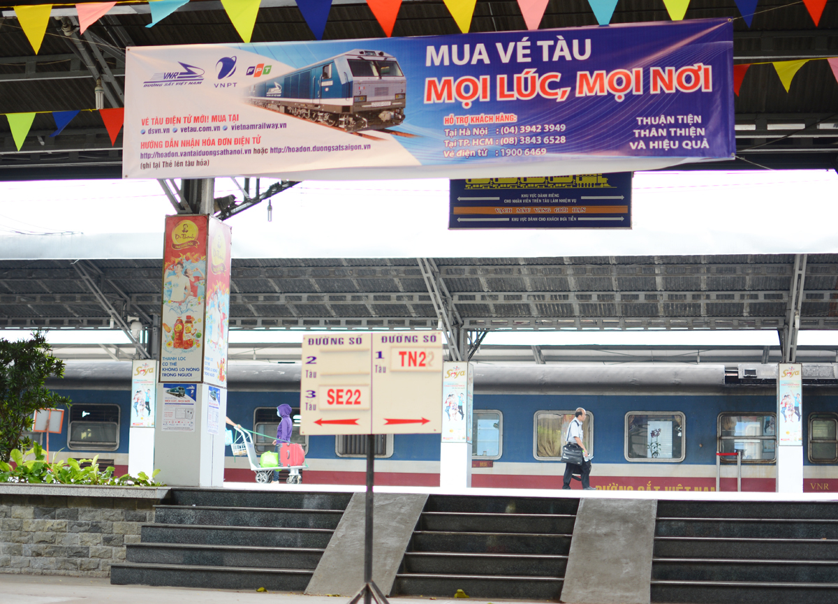<p> Tại khu vực vào ga, Đường sắt Việt Nam đều treo băng-rôn thông báo về việc áp dụng hệ thống bán vé tàu điện tử nhằm khuyến khích hành khách đặt mua vé và thanh toán trực tiếp, tạo sự thuận lợi khi sử dụng tàu hỏa làm phương tiện đi lại.</p>