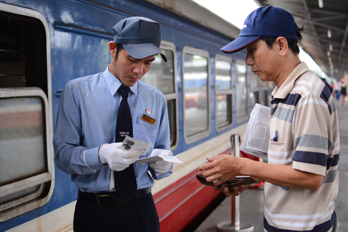 <p> Khi lên tàu, hành khách chỉ cần xuất trình giấy tờ tùy thân và thẻ lên tàu. Phía Đường sắt Việt Nam cũng khuyến nghị, khi đặt mua vé trực tuyến, hành khách cần điền đầy đủ và chính xác thông tin cá nhân để đảm bảo lợi ích cũng như thuận tiện cho công tác kiểm soát vé. </p> <p class="Normal"> Dự án Hệ thống bán vé điện tử của Tổng Công ty Đường sắt Việt Nam được FPT IS khởi động từ tháng 7/2014. Đây là sản phẩm hợp tác với FPT theo hình thức thuê dịch vụ CNTT. Trong đó, FPT cung cấp dịch vụ CNTT hoàn chỉnh từ Hệ thống phần mềm quản lý bán vé điện tử đến hạ tầng CNTT. Thay vì trả chi phí một lần Tổng Công ty Đường sắt Việt Nam sẽ trích tỷ lệ phần trăm doanh thu bán vé thu được qua hệ thống điện tử để trả dần cho nhà cung cấp (FPT).</p> <p class="Normal"> <span>Hợp đồng dự kiến kéo dài trong 7 năm, chia làm 3 giai đoạn. Dự kiến, sau khi hoàn chỉnh vào tháng 11/2015 với thời hạn 6 năm, hệ thống sẽ được áp dụng tại tất cả ga thuộc Tổng công ty Đường sắt Việt Nam trên toàn quốc.</span></p> <p class="Normal">  </p> <p>  </p>
