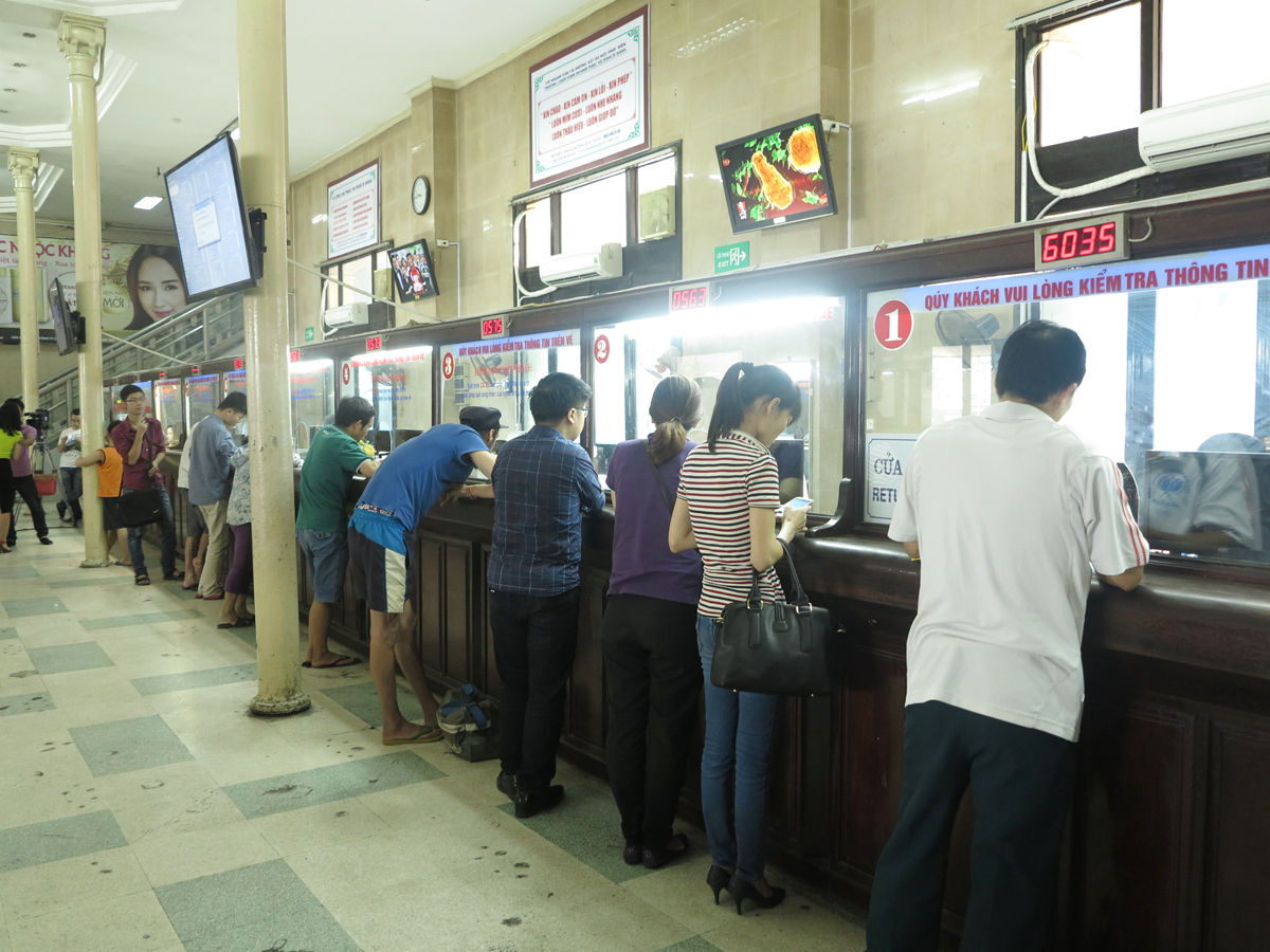 <p> Ga Hà Nội ngày đầu tiên áp dụng bán vé điện tử. Dù nhộn nhịp nhưng khá trật tự, hành khách đều được nhân viên tại ga hướng dẫn theo các quy trình lấy số thứ tự trước khi mua vé. </p>