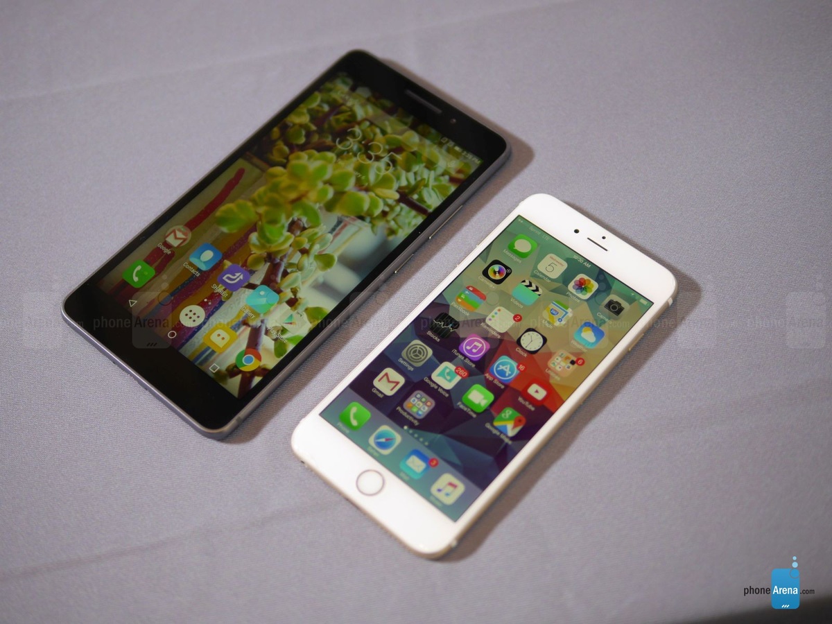 <p> Khi đặt cạnh Phab Plus, iPhone 6 Plus của Apple (bên phải) cũng trở nên bé nhỏ.</p>