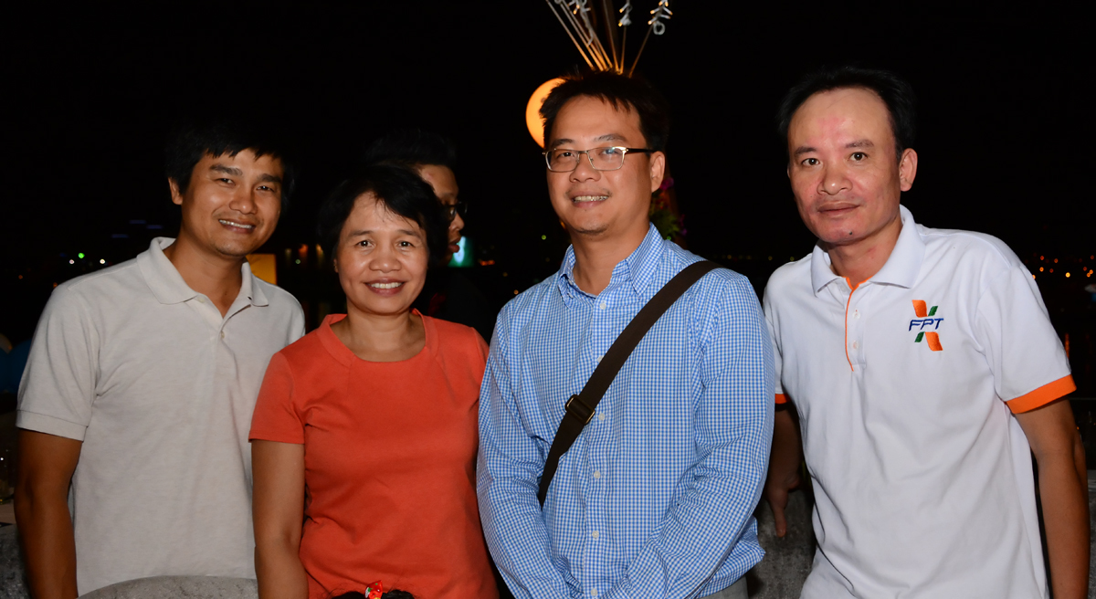 <p> Chị Phạm Thị Thanh Toan (GĐ Nhân sự FPT Telecom) bất ngờ khi hội ngộ cùng anh Khoa và anh Quân (bên phải, 2 cựu nhân viên FPT Software HCM) sau nhiều năm không gặp.</p>