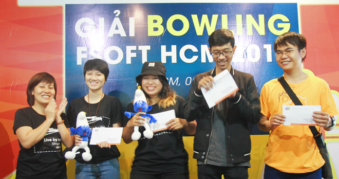 <p> Do số lượng VĐV ít hơn dự kiến nên giải Bowling FPT Software HCM kết thúc khá sớm. Ban tổ chức trao ngay các giải phụ: Áp chót và Nửa chừng xuân. Điểm đặc biệt là chị Phan Quỳnh Mai (giữa), hai năm liên tiếp đều giành giải Áp chót.</p>