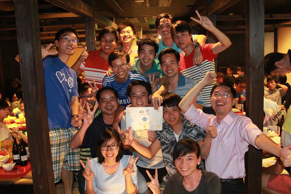 <p> Sau những trận cầu căng thẳng, khoảng hơn 200 cầu thủ và cổ động viên đã có buổi tắm bia và trao giải thưởng hoành tráng tại nhà hàng Sakura Zaka.</p> <p style="text-align:justify;"> FPT Japan Futsal Championship là giải bóng thường niên được FPT Japan tổ chức nhằm hướng tới mừng ngày thành lập FPT 13/9, kỷ niệm ngày thành lập đơn vị (13/11), đồng thời tăng cường sự giao tiếp, gặp gỡ với khách hàng. Đây là năm thứ 8 giải được tổ chức.</p>