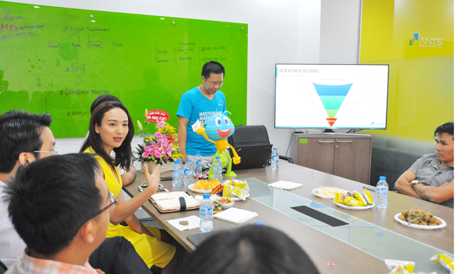 <p> Hoa hậu Ngọc Diễm chia sẻ về những lợi ích mà công nghệ mang đến cho Ngọc Nam Phương trong việc tư vấn chiến lược cho các nhóm khách hàng.</p>