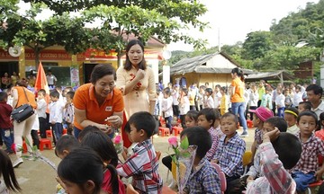 FPT hỗ trợ gần 200 triệu đồng cho trẻ em vùng bão lụt Điện Biên