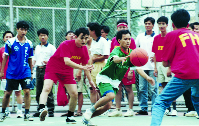 <p> Đã là thể thao thì không phân biệt cao thấp, cứ "máu" là được. PTGĐ Nguyễn Khắc Thành thi đấu môn bóng rổ tại Hội thao 1998. <em>Ảnh</em>:<strong> Bảo tàng FPT.</strong></p>