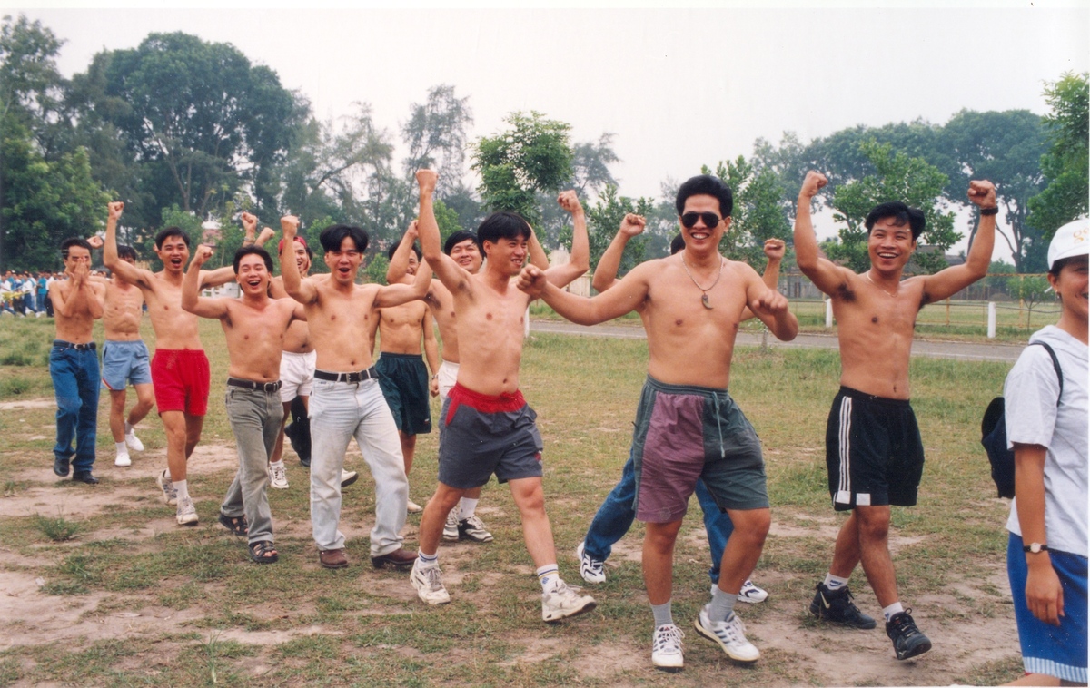 <p> Trưởng ban Văn hóa - Đoàn thể FPT Lê Đình Lộc (thứ ba từ phải sang) cùng anh em đại náo Hội thao 1998. <em>Ảnh</em>: <strong>Bảo tàng FPT.</strong></p>