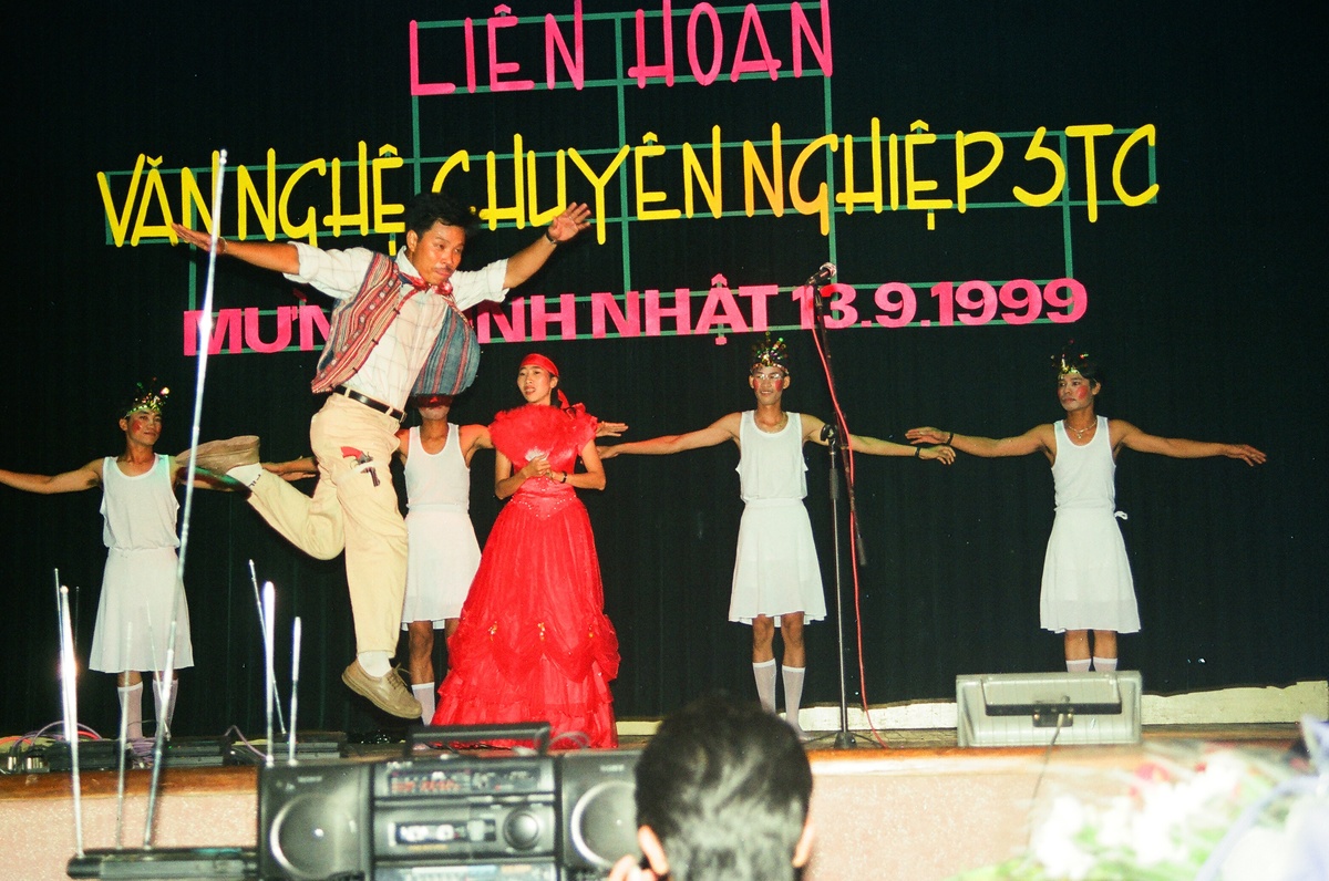 <p> Phó TGĐ F9 Nguyễn Duy Hưng "phiêu" trên sân khấu Hội diễn 1999. <em>Ảnh</em>: <strong>Bảo tàng FPT.</strong></p>