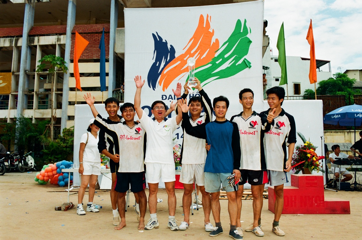 <p> Đội vô địch xem ra không phấn khích với chiến thắng bằng người trao giải là TGĐ FPT Bùi Quang Ngọc (thứ ba từ trái sang). <em>Ảnh</em>: <strong>Bảo tàng FPT.</strong></p>