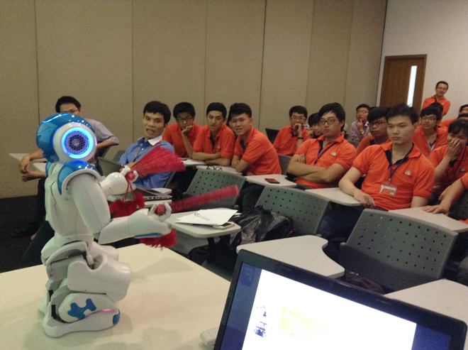 <p> Sinh viên FPT thích thú với màn trình diễn của robot khi được điều khiển bằng giọng nói. <em>Ảnh</em>: <strong>Huệ Linh</strong>.</p>