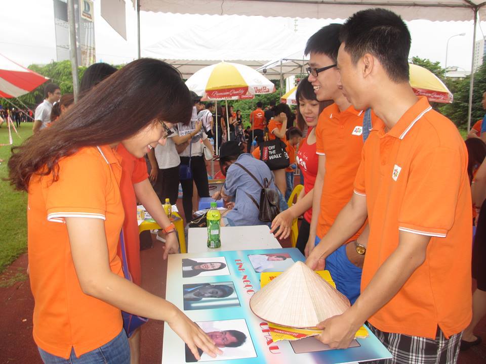 <p> Ngay sau khi kết thúc phần ddồng diễn, khu trò chơi ở bên đường pitch do các đơn vị đăng cai cũng được tổ chức. </p>