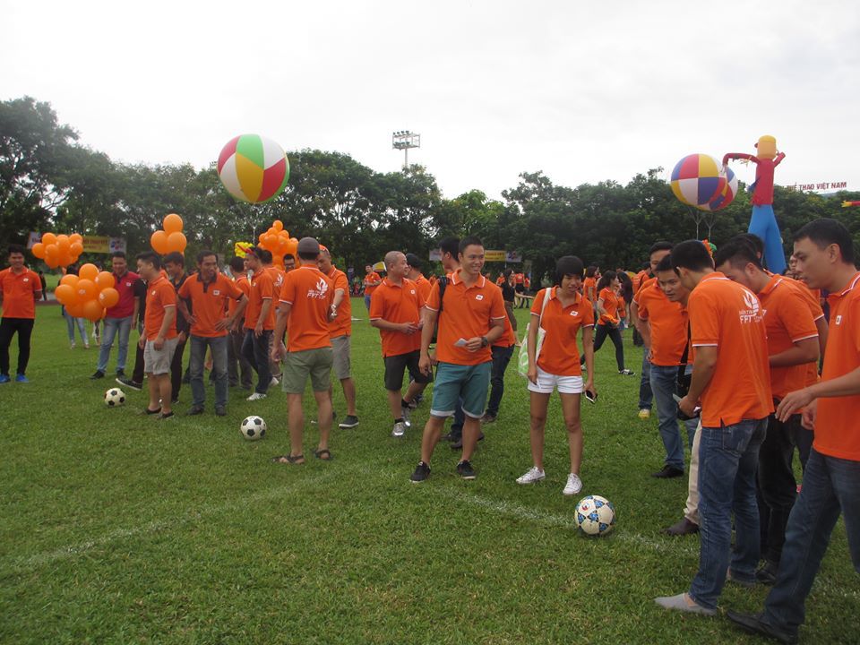 <p class="Normal"> FPT Trading là đội mở đầu trò chơi Sút bóng trúng thưởng. Luật chơi là phải đá bóng đổ cọc được dựng ở giữa gôn. Để được tham gia, người chơi phải mua vé với giá 5.000 đồng/vé. Bù lại, đá trúng cọc sẽ được thưởng 20.000 đồng. Có 3 cầu môn để nhiều người có thể cùng tham gia. Khu trò chơi do đội Phân phối đăng cai luôn có người FPT tập trung ở đây, tạo không khí đông và sôi động nhất.</p>