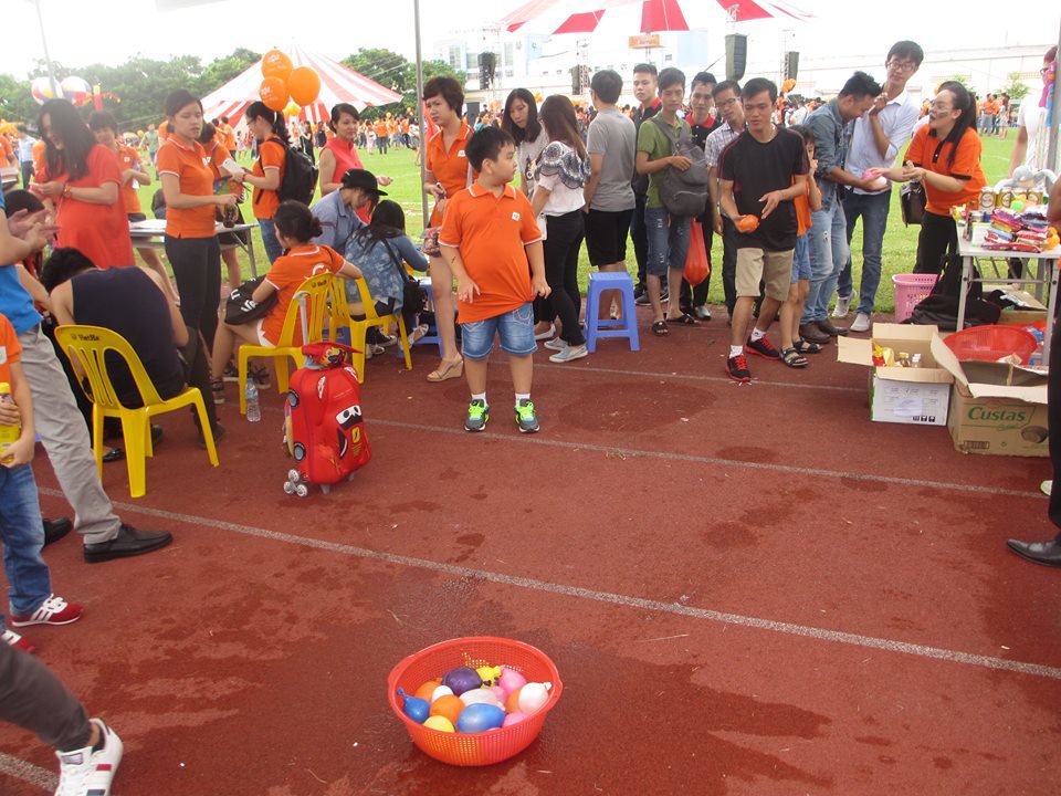 <p> Khối Giáo dục FPT (FE) đăng cai trò Thánh bóng. Luật chơi là ném một lần toàn bộ số bóng vào rổ nhựa cách xa 3 m, nếu bóng vào rổ sẽ được thưởng thú bông hoặc lon coca, mì tôm, nước ngọt. </p>