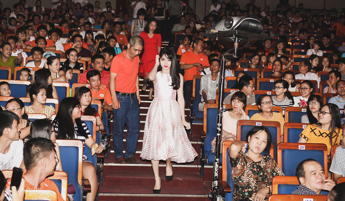 <p style="text-align:justify;"> Tối ngày 11/9, nữ ca sĩ Hòa Minzy xuất hiện trong bộ váy trắng thu hút sự chú ý của hơn hơn 1.000 khán giả có mặt tại Nhà hát Trưng Vương, TP Đà Nẵng, tham gia đêm Hội diễn chủ đề "FPT - Tuyệt đỉnh đam mê" khu vực miền Trung.</p>
