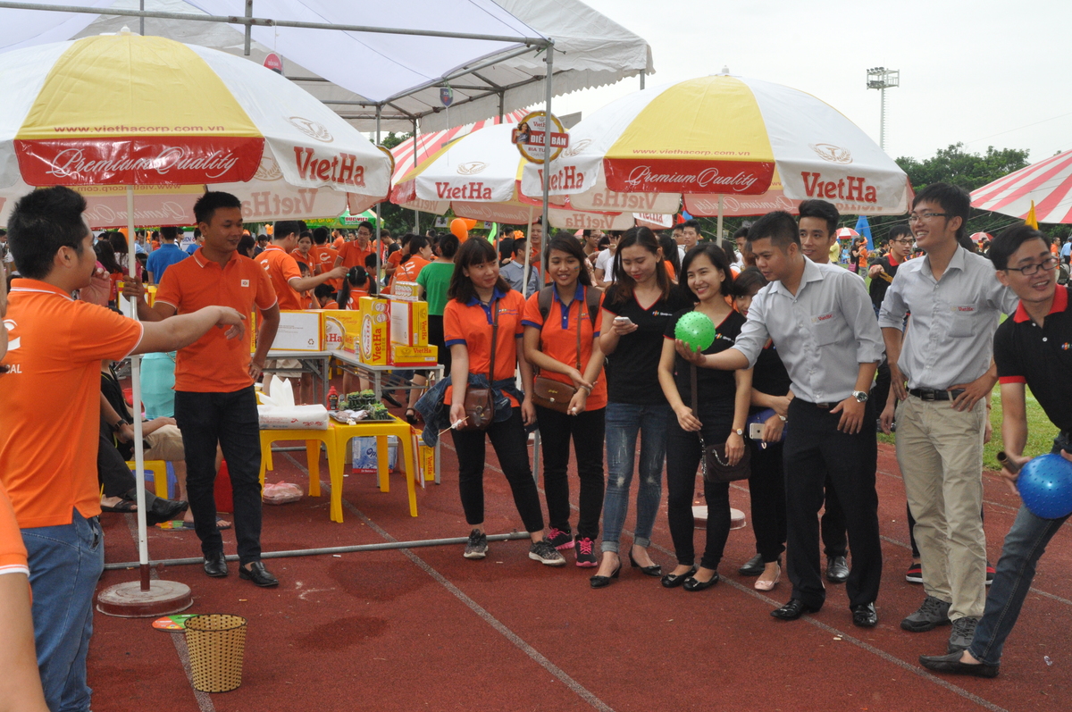 <p> Ném bóng vào rổ là tên trò chơi của FPT Software. <span style="color:rgb(0,0,0);line-height:20px;">BTC có 3 loại rổ khác nhau: nhỏ, vừa và to. Tương ứng đó là 3 loại bóng phù hợp với rổ. Nhiệm vụ của người chơi là ném bóng vào rổ. Với mỗi trái bóng vào các rổ tương ứng sẽ được giải lần lượt trị giá từ 10.000 đồng đến 30.000 đồng. Theo bạn Nguyễn Quỳnh Anh, FE, trò chơi này thú vị vì nó đòi hỏi sự khéo léo và ăn may.</span></p> <p> <span style="color:rgb(0,0,0);line-height:20px;">Năm nay, </span><span style="color:rgb(0,0,0);line-height:20px;">các trò chơi được diễn ra đồng thời với tiết mục văn nghệ sôi động với sự tham gia của các sao: Đinh Mạnh Ninh, Kimese... nên CBNV bị phân tán, số lượng tham gia không đông như kỳ vọng của các đơn vị.</span></p>