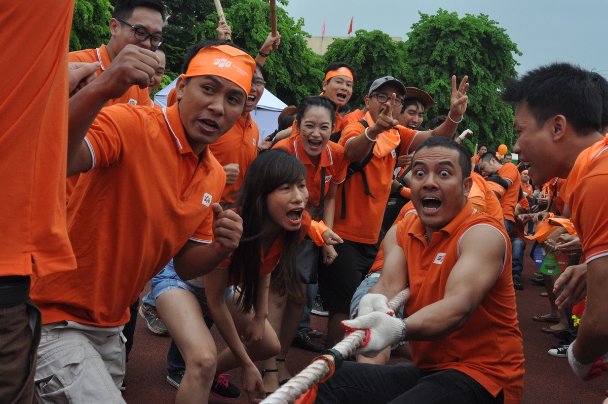 <p> Hội thao mừng sinh nhật FPT 27 tuổi đã diễn ra vào sáng ngày 13/9 trong tiết trời thu mát mẻ, cơn mưa lất phất se lạnh khá dễ chịu. Ngoài các phần đồng diễn, ca nhạc, thể thao cũng là nội dung quan trọng. Khác với mọi năm, các trò chơi được từng đơn vị đăng cai, chỉ có duy nhất kéo co được duy trì là trò thi đấu được chơi chung giữa các đội.</p>