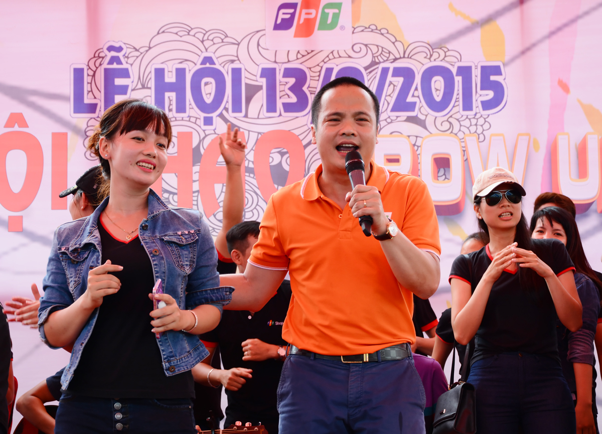 <p> Dù không thuộc hết toàn bộ lời bài hát nhưng CEO Nguyễn Văn Khoa tiếp tục bị "kích thích" trước nhịp điệu sâu lắng của ca từ nên đã lên sân khấu hòa mình cùng người Bán lẻ.</p>