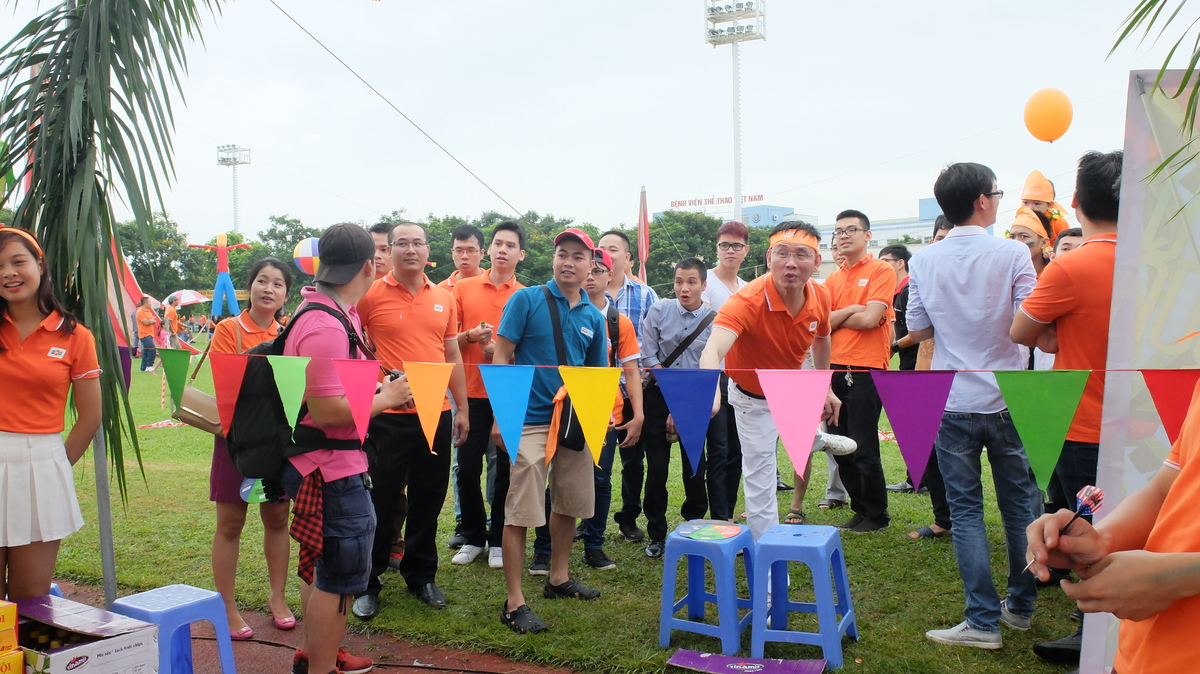 <p> Chủ tịch FPT IS Đỗ Cao Bảo tham gia trò Phi tiêu của đơn vị. Giải thưởng cho trò chơi này nếu phi trúng mặt anh Bình là 50.000 đồng.</p>