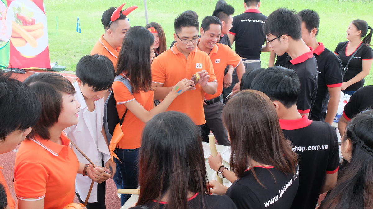 <p> <span style="color:rgb(0,0,0);">FPT Retail đăng cai hai trò chơi </span><span style="color:rgb(0,0,0);">Ném bóng </span><span style="color:rgb(0,0,0);">và </span><span style="color:rgb(0,0,0);">Ăn tiếp sức</span><span style="color:rgb(0,0,0);">. </span><span style="color:rgb(0,0,0);">Đặc biệt, trò Ăn tiếp sức có rất nhiều người cổ vũ. Trò chơi được chia thành các đội thi đấu, trong đó mỗi đội gồm 5 người, đồ ăn thi là những món khô như bánh khảo, trứng, khoai, mía mà không được uống nước.</span></p>