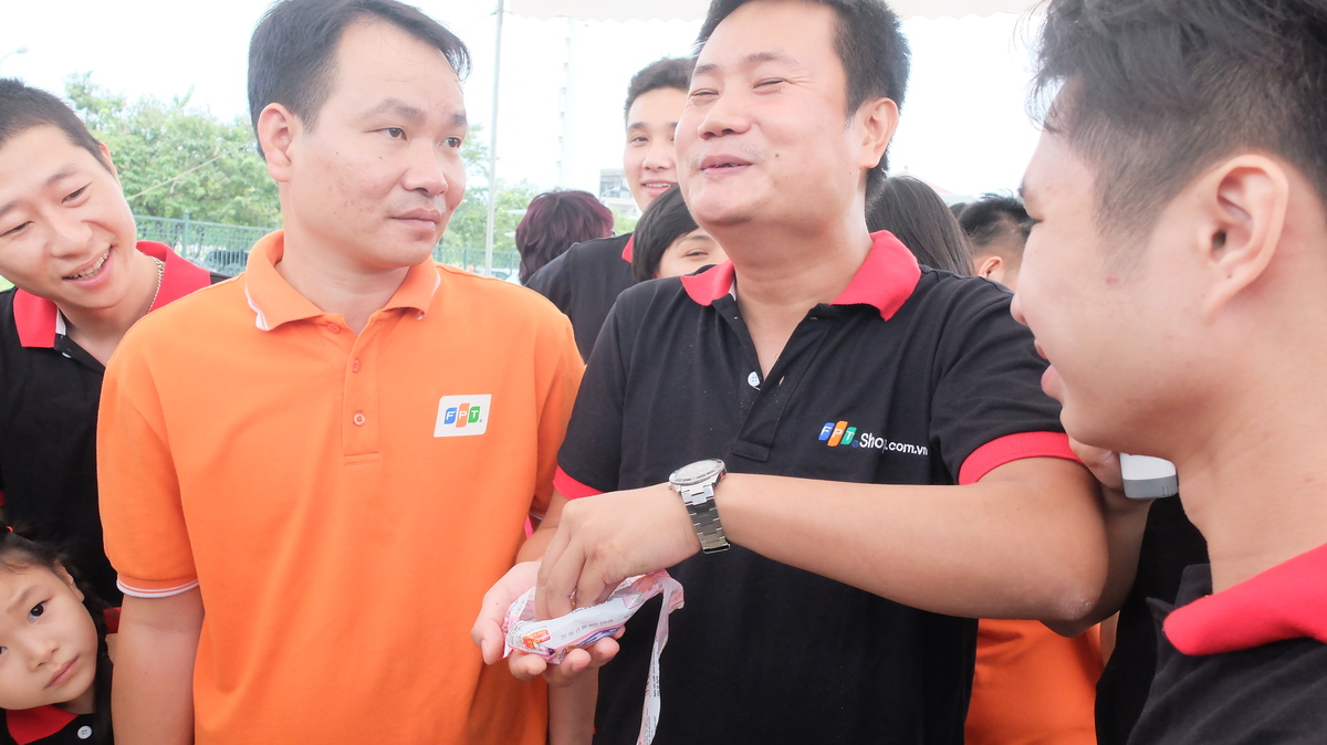 <p> Anh Trần Đức Quý, Trưởng phòng Kế toán miền Bắc FPT Retail, đang cố gắng ăn mì tôm sống để giành được giải thưởng.</p>