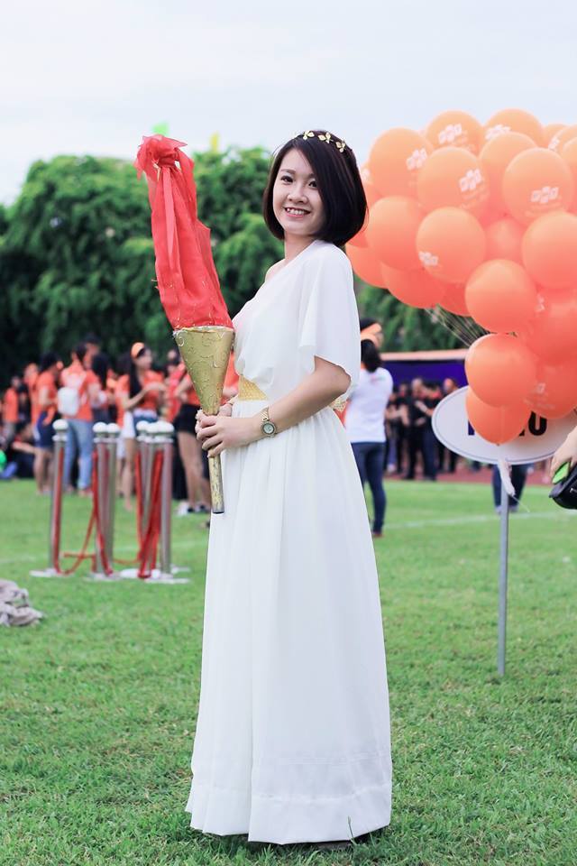 <p> Trịnh Hằng, FPT Online, nổi bật trong bộ trang phục nữ thần và nụ cười duyên dáng. <em>Ảnh:</em> <strong>FB.</strong></p>