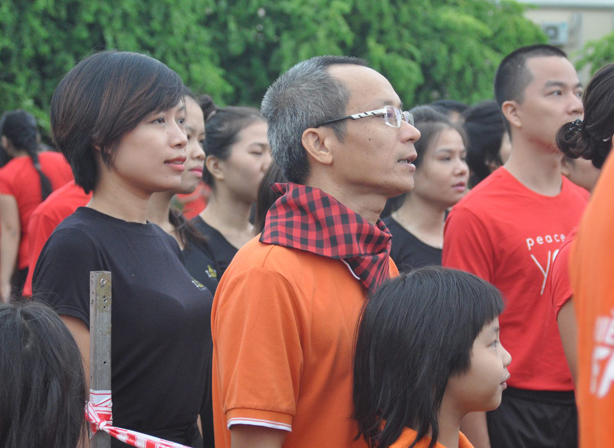<p> Phó TGĐ FPT Nguyễn Khắc Thành nghiêm trang trong lễ chào cờ.</p>