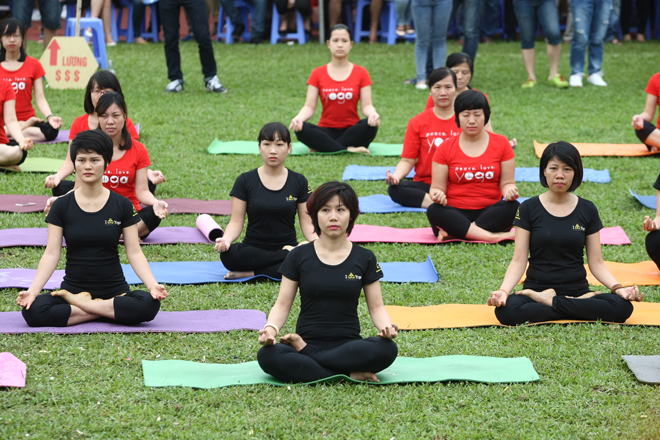 <p> Sáng 13/9, các đồng nghiệp tại Hà Nội cũng thực hiện bài biểu diễn yoga trong Hội thao ở sân Mỹ Đình. </p>