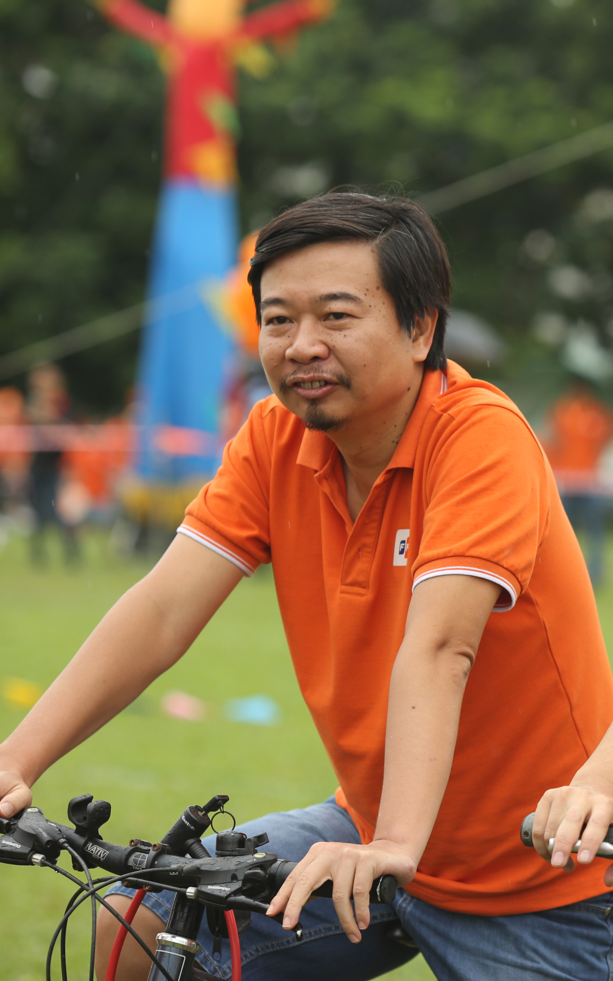 <p> Anh Nguyễn Thanh Bình, GĐ Trung tâm kinh doanh điện thoại di động FMobile, thích thú khi tham gia CLB xe đạp diễu hành tại Hội thao.</p>