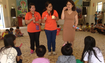 Sinh viên Brunei dạy tiếng Anh tình nguyện cho trẻ mồ côi
