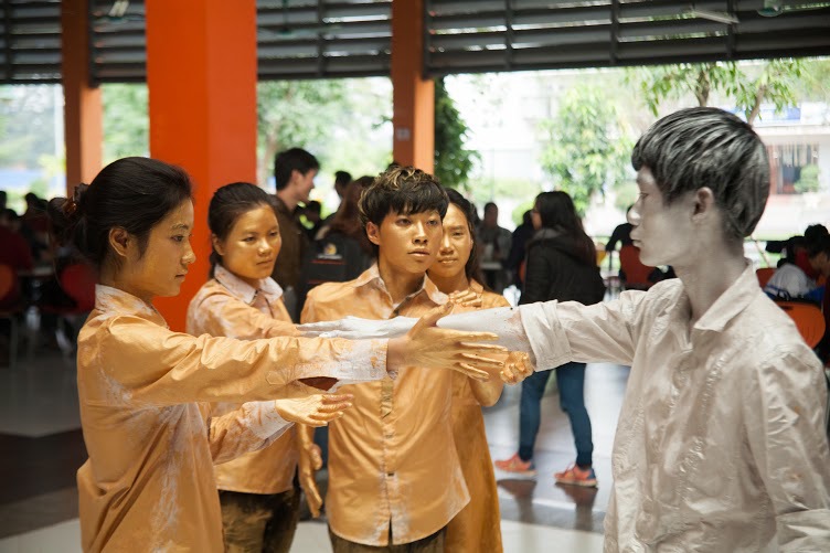 <p> Tác giả Lâm Hoàng Thắng khắc họa hình ảnh sinh viên của lớp kịch câm đang say sưa diễn kịch.</p>