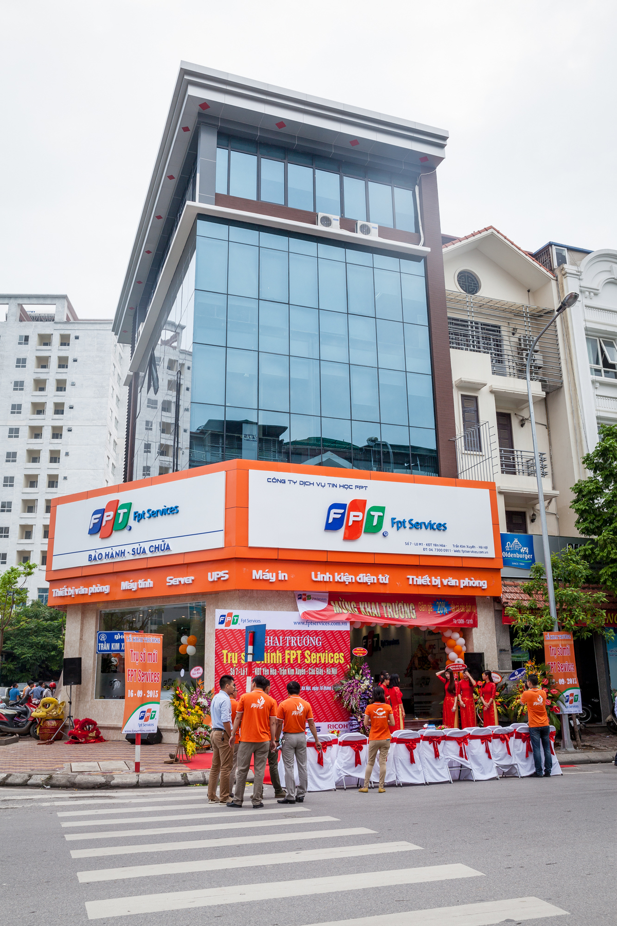 <p> Nằm ngay ở đầu phố Trần Kim Xuyến (Cầu Giấy, Hà Nội), trụ sở mới của FPT IS Services nổi bật và gây ấn tượng bởi biển hiệu màu cam rực rỡ, bắt mắt, kèm với đó là cửa kính trong suốt xung quanh hai mặt tiền tạo không gian sang trọng, lịch sự. </p>