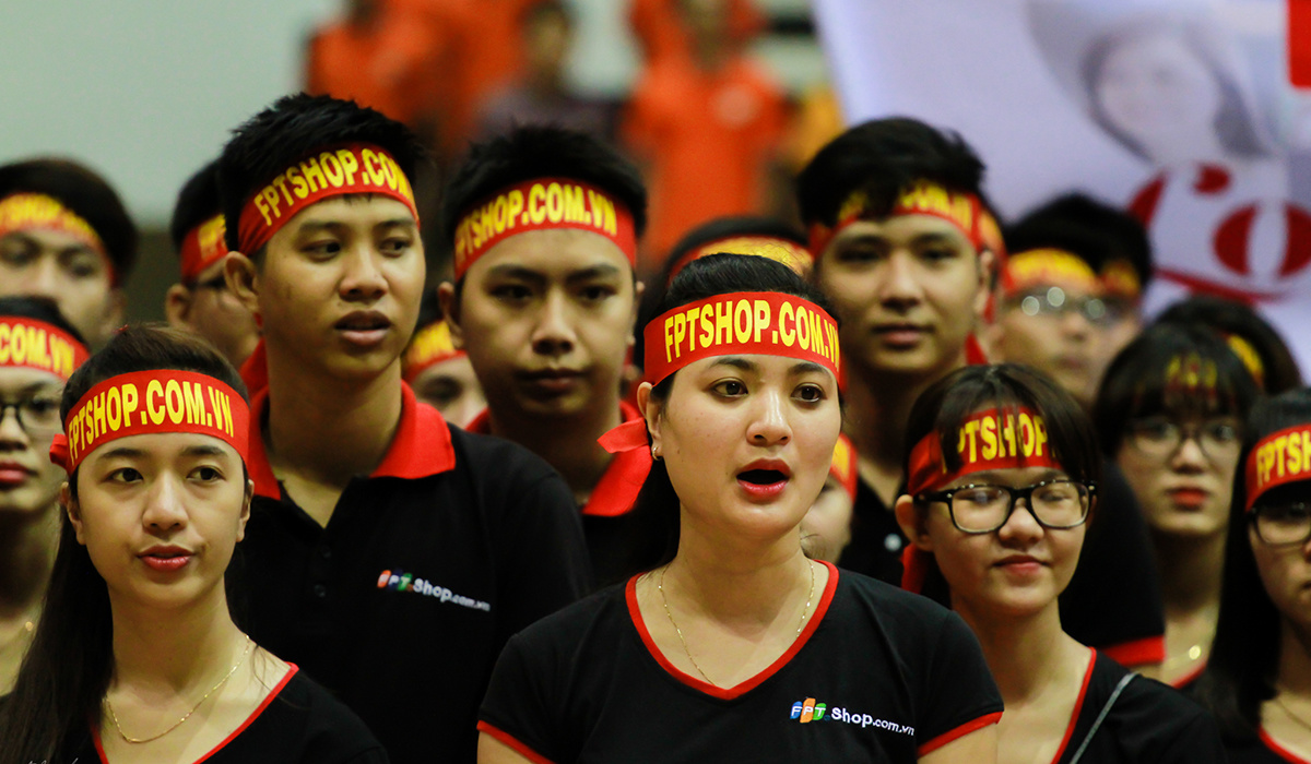 <p> Phía dưới nhà thi đấu, thần dân họ F cũng đồng thanh hát vang Quốc ca Việt Nam.</p>