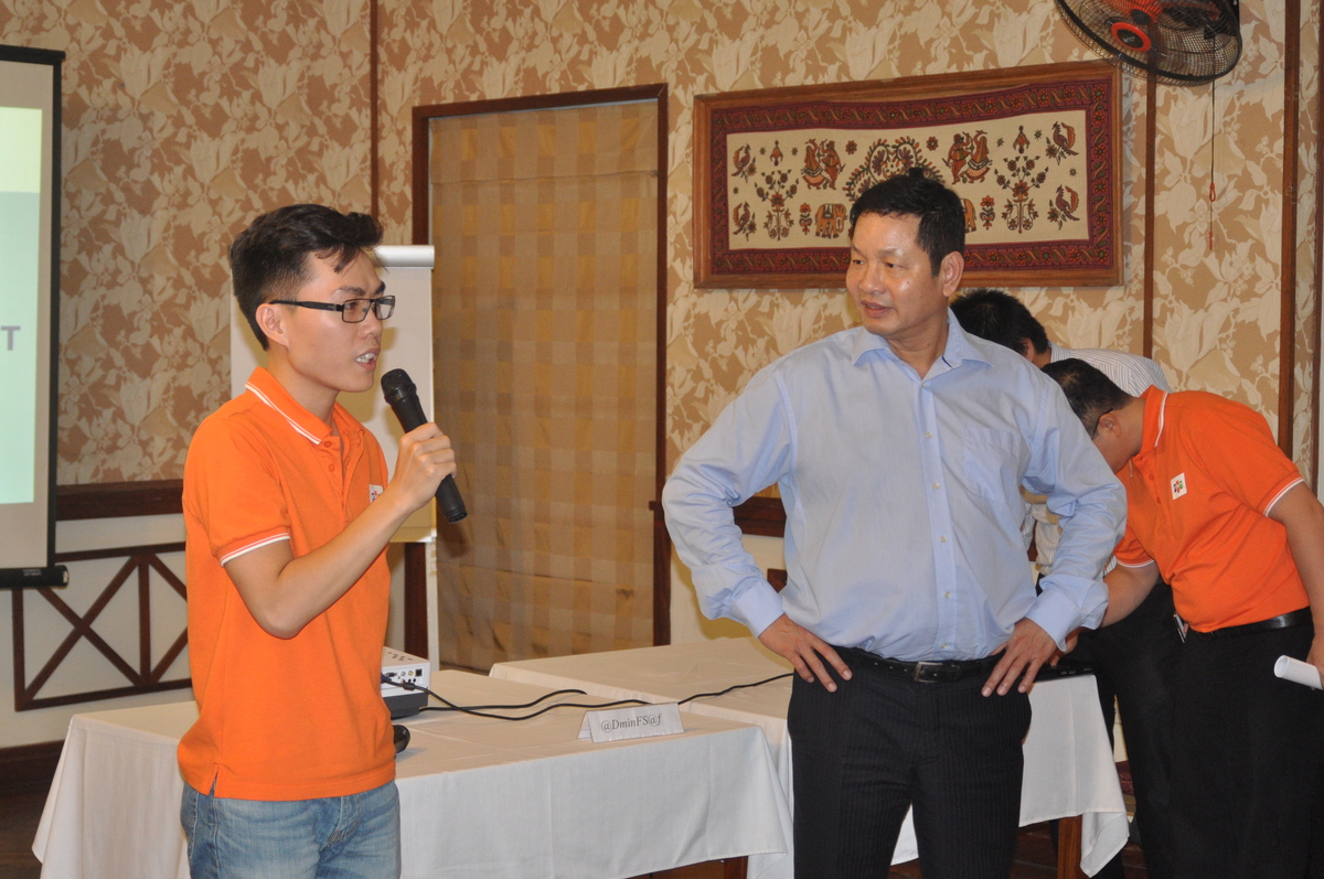 <p> Chủ tịch FPT Trương Gia Bình đến đúng giờ và tranh thủ hỏi thăm những cán bộ công nghệ về công việc của họ, đồng thời hiểu được những bài toán mà họ đang gặp phải.</p>