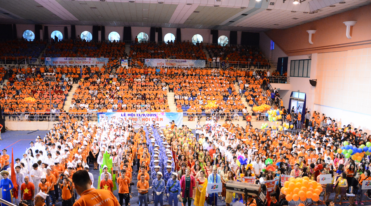 <p> Hơn 3.500 thần dân phía Nam phủ kín Nhà thi đấu Nguyễn Du, tạo nên bức tranh đa màu sắc trong lễ hội truyền thống của người FPT.</p>