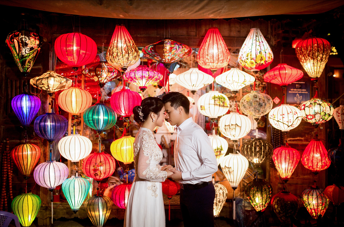 <p> Cặp đôi lung linh trong ánh đèn lồng phố Hội. Anh Vũ và chị Dung dự định tổ chức cưới vào ngày 4/10.</p>