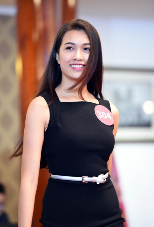 <p> Hằng cũng lọt Top 10 cuộc thi Hoa hậu các dân tộc Việt Nam 2013 và là Quán quân Elite Model Look Việt Nam 2014. </p>