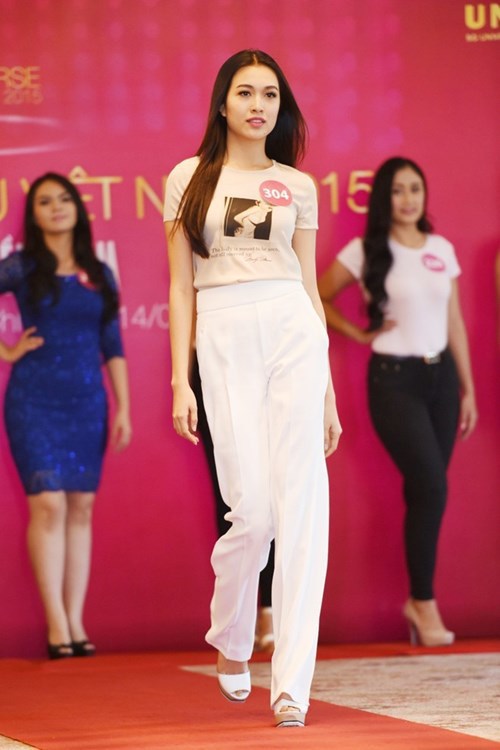 <p> Trên con đường chinh phục đỉnh vinh quang mới, Hằng sẽ là một trong 45 thí sinh dự đêm chung kết Hoa hậu Hoàn vũ Việt Nam 2015 vào tối ngày 3/10 tại Nha Trang, Khánh Hòa. </p>