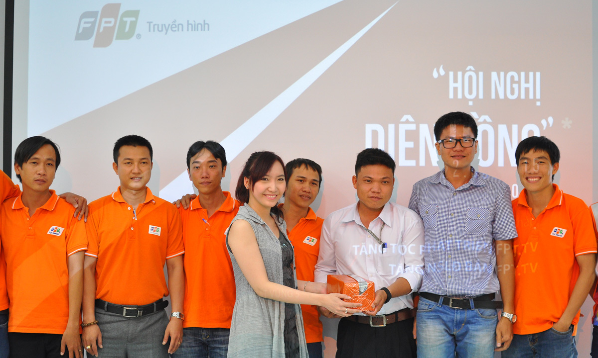 <p> Anh Hưng đánh giá phần trình bày của cả 4 đội cùng xuất sắc nên ủy quyền cho chị Hoàng Nguyễn Thúy Quyên, Trưởng phòng Marketing, Truyền hình FPT, trao quà cho các đội.</p>