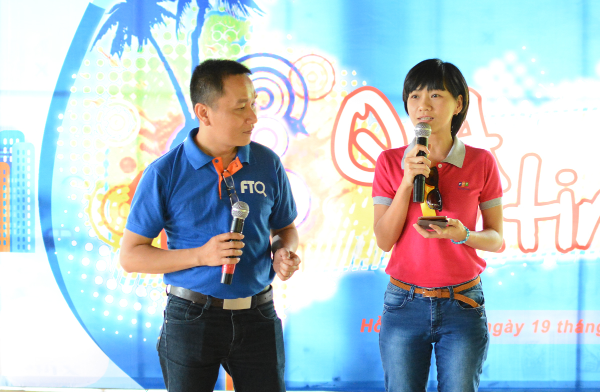 <p> Anh Nguyễn Thanh Hải (FPT Telecom) và chị Trần Nguyễn Hoài Thương (FPT Software) đón nhận sự cổ vũ nhiệt tình của khán giả trong phần giao lưu với ca khúc "Một đời người, một rừng cây".</p>