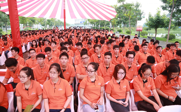 <p> Sân trường ĐH FPT cơ sở Hòa Lạc, Hà Nội, nhuộm một màu cam rực rỡ. </p>
