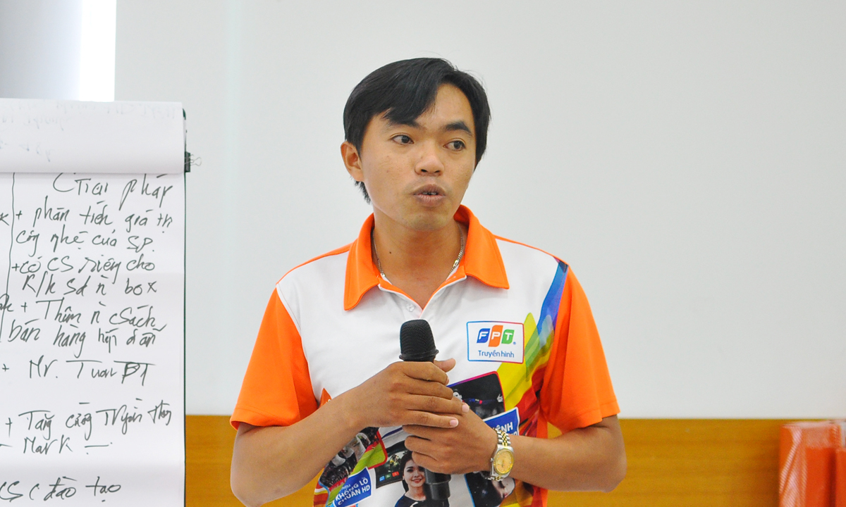 <p> Anh Phan Văn Quàng, FPT Telecom Sài Gòn 1, đại diện đội 2 trình bày khó khăn và giải pháp. Đội này chọn cách chia đôi bảng để người xem dễ theo dõi. Với mỗi gạch đầu dòng, anh Quàng đều chia sẻ kinh nghiệm của cá nhân khi đi bán hàng.</p>