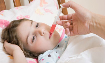 Chọn và dùng thuốc hạ sốt cho trẻ đúng cách
