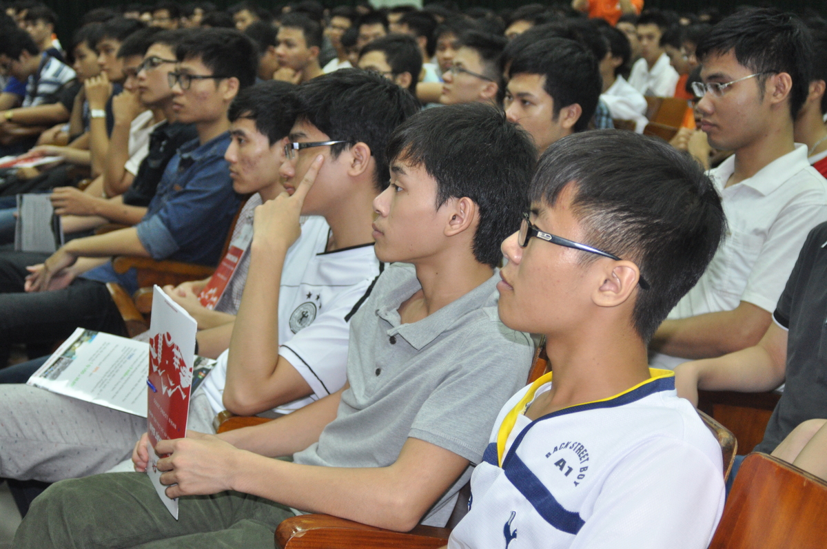 <p> Trước đó, TGĐ FPT Software Hoàng Việt Anh cũng đã chia sẻ những cơ hội việc làm hấp dẫn cho sinh viên tại FPT Software với hơn 8.000 người và mức tăng trưởng 30-40% doanh thu mỗi năm. Dự kiến, FPT Software sẽ cần tuyển mới 10.000 nhân lực trong vòng 3 năm tới và 50% trong số đó là các sinh viên các ngành CNTT và ngoại ngữ mới ra trường.</p>