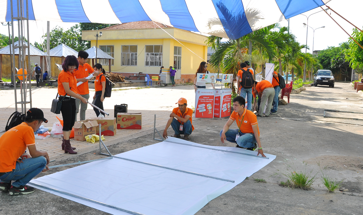 <p> 14h30 thứ Bảy (ngày 26/9), CBNV FPT Telecom đã hội quân tại Nhà thiếu nhi huyện Củ Chi, số 353 quốc lộ 22, ấp Thượng, xã Tân Thông Hội, để chuẩn bị tổ chức Trung thu cho trẻ em trong huyện.</p>