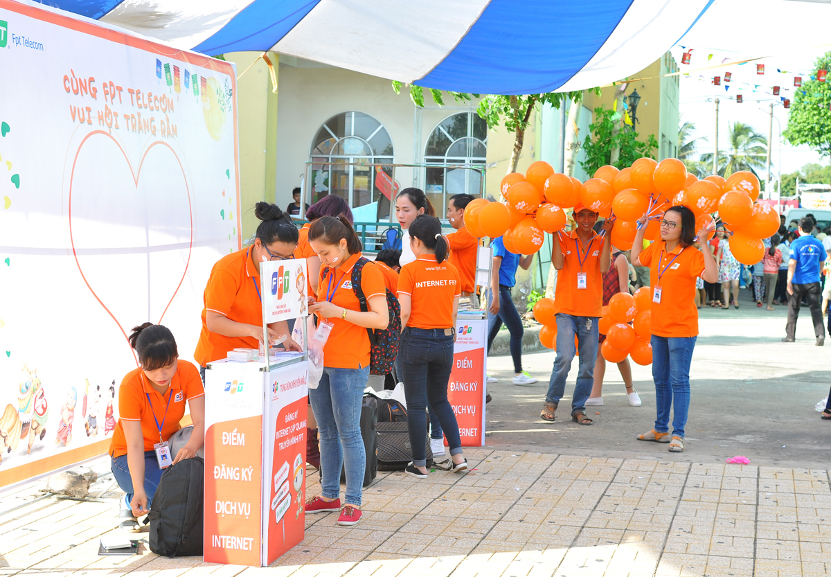 <p> Đất Thép Củ Chi đang trong những ngày nóng nhất năm nhưng cũng không làm ảnh hướng đến tinh thần của người FPT. Mỗi người một việc, CBNV Trung tâm Kinh doanh Sài Gòn 7 và phòng Marketing tất bật chuẩn bị quà, bóng bay, các trò chơi... để đón các bé tham gia.</p>