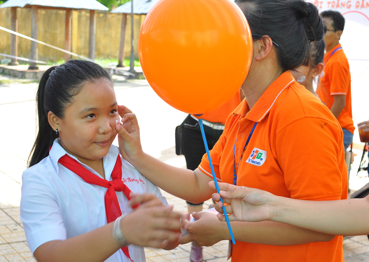 <p> Cô bé Nguyễn Dương Thy, xã Thái An, là một trong những người đầu tiên vào khu vực tổ chức cũng như gian hàng của FPT Telecom. Thy được dán logo, tặng quà trước khi tham gia các trò chơi.</p>