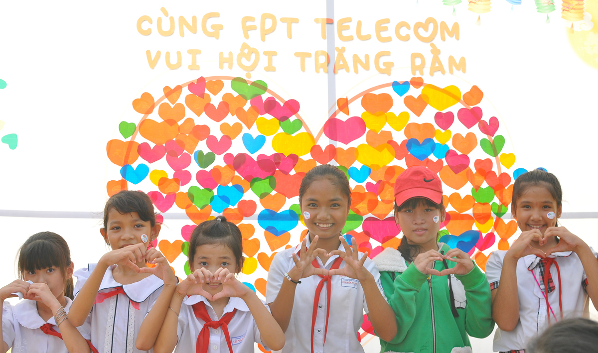 <p> Sau khi hoàn thành các miếng ghép thành một trái tim khổng lồ, trẻ em Củ Chi thể hiện tình cảm dành cho nhau bằng những ngón tay xinh xắn.</p>