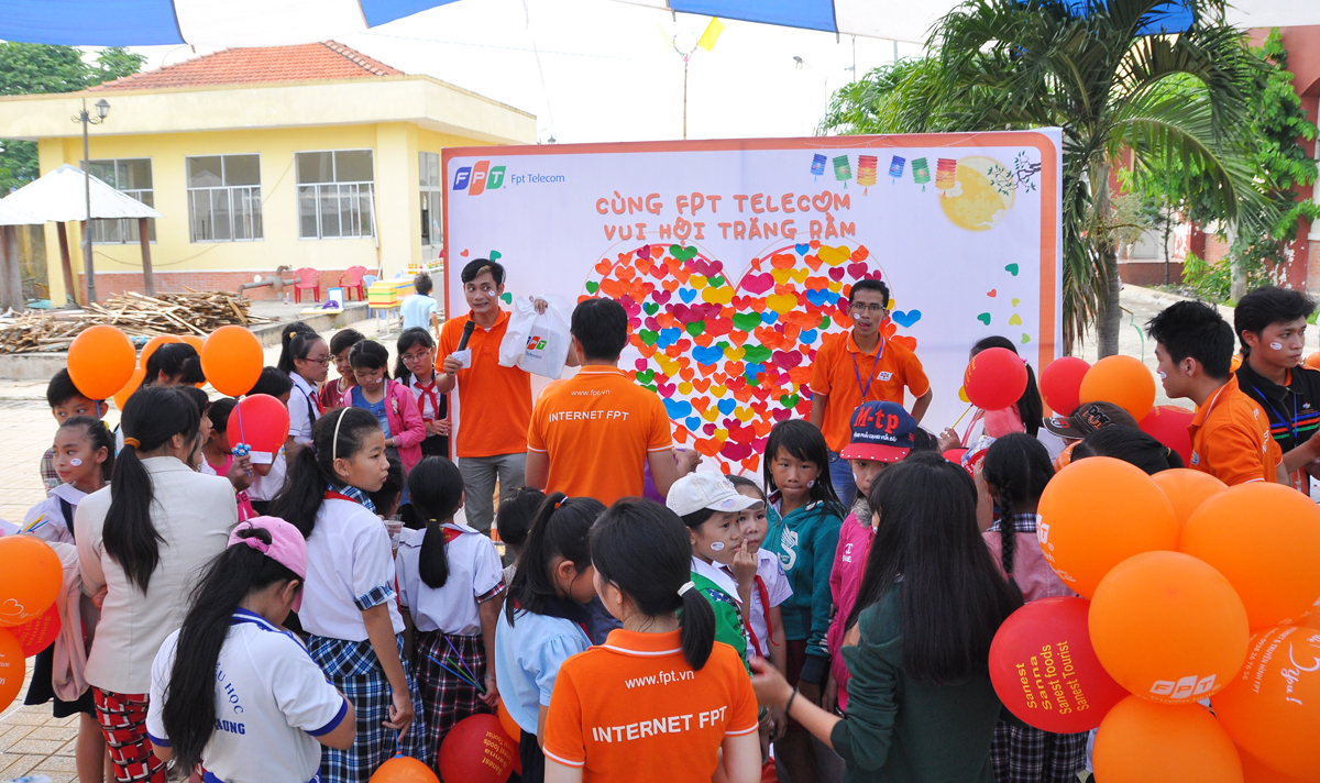<p> Đêm Trung thu tại Đất Thép có khá nhiều Mạnh Thường Quân nhưng duy nhất FPT Telecom vừa tài trợ hiện kim, hiện vật và tổ chức một gian hàng với nhiều hoạt động dành cho thiếu chi như: We love you, tặng hàng trăm quả bóng bay, tranh cát, vẽ tranh dán giấy...</p>